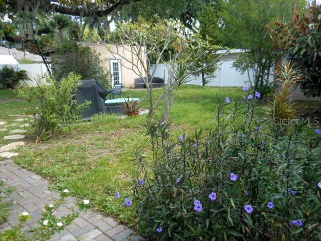 Listing photo id 17 for 2925 Paris Street