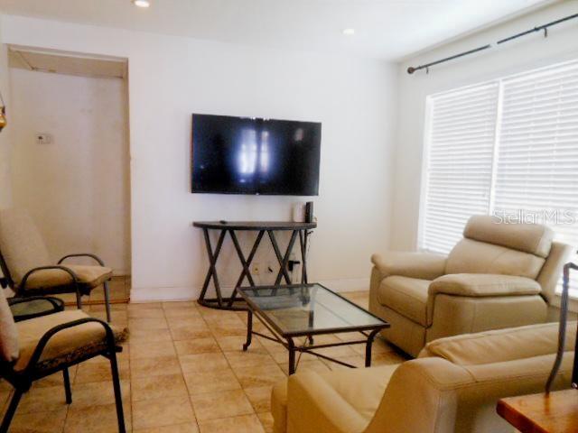 Listing photo id 3 for 2925 Paris Street