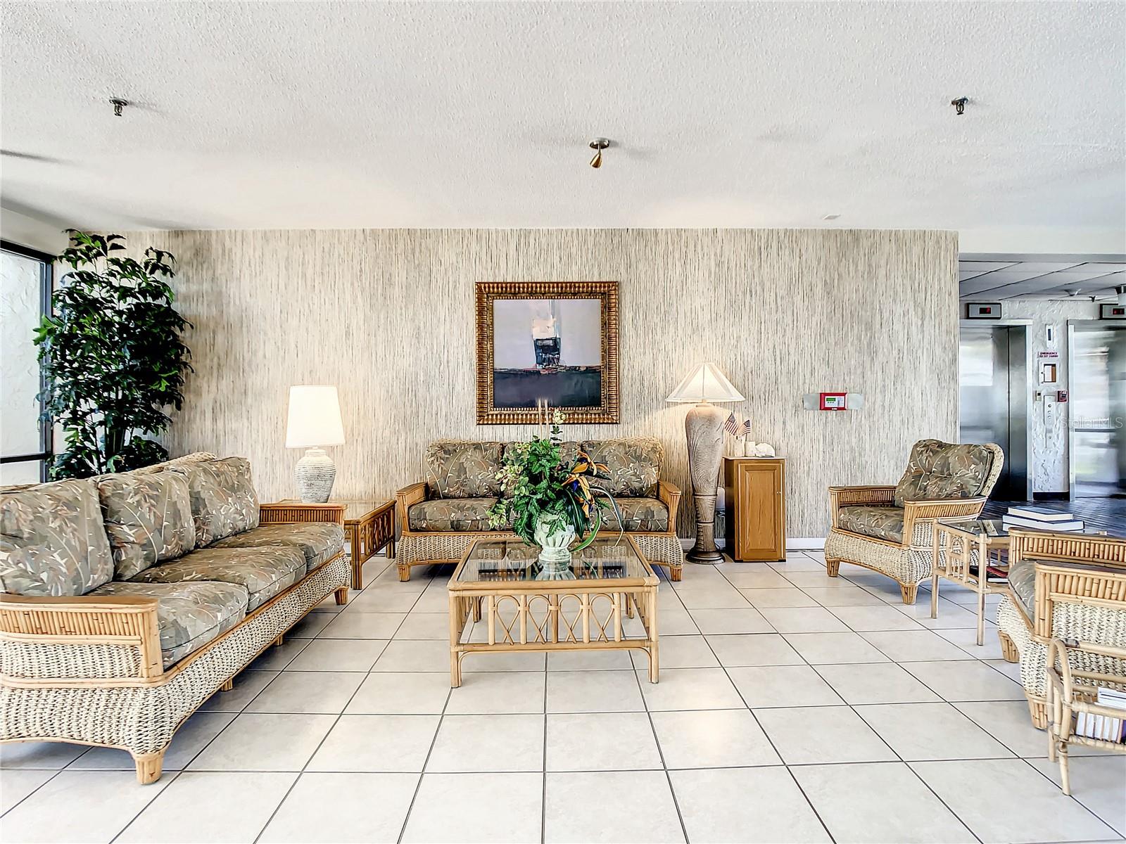 Image 28 of 91 For 15462 Gulf Boulevard 501