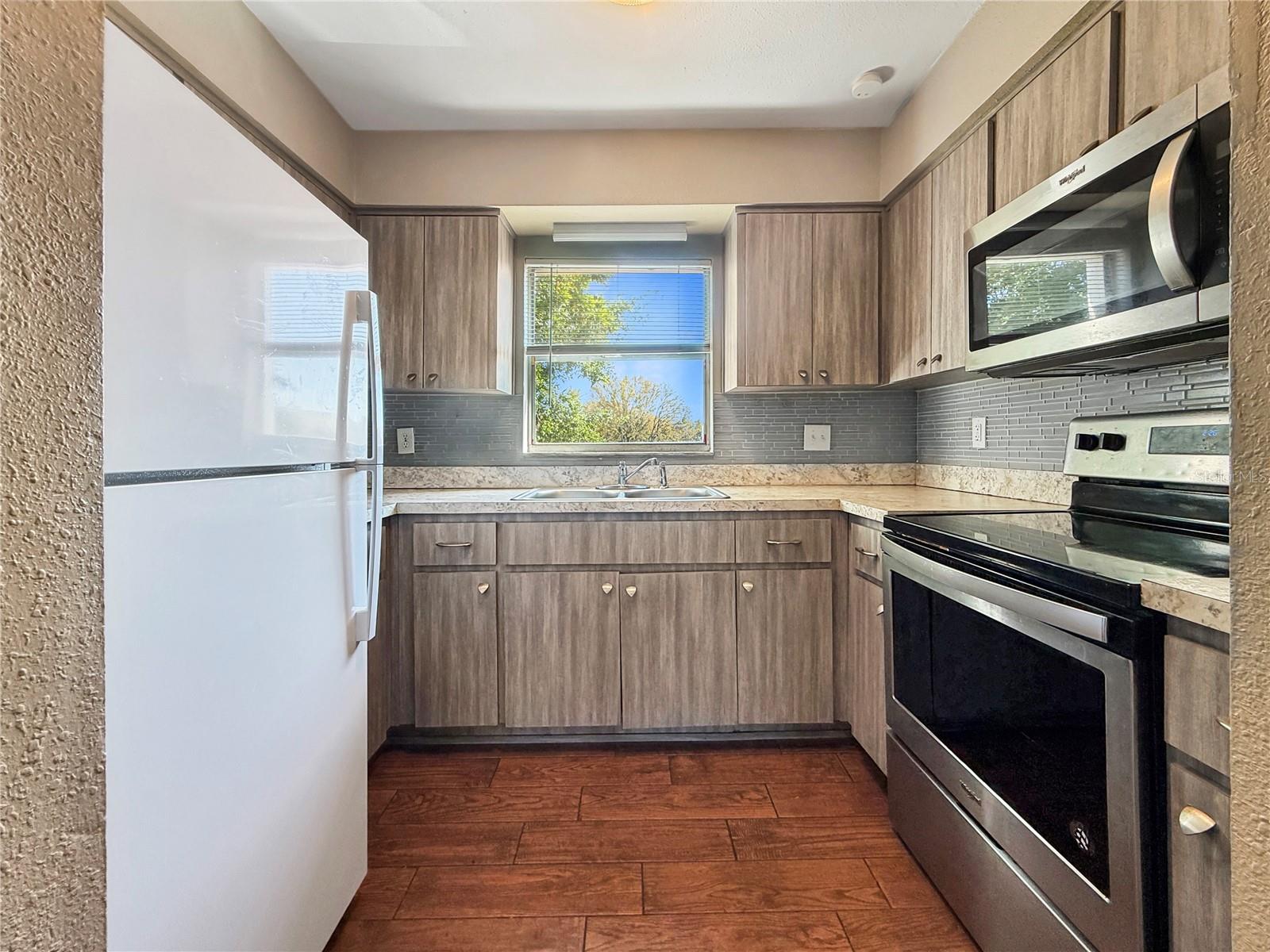 Image 8 of 41 For 7210 Manhattan Avenue 2524