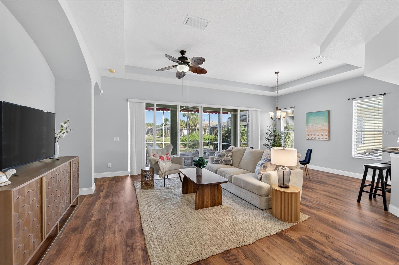 Image 13 of 47 For 915 Regal Manor Way