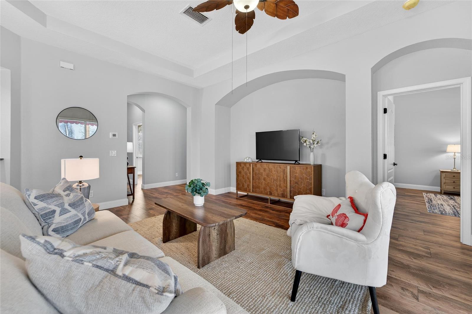 Image 16 of 47 For 915 Regal Manor Way