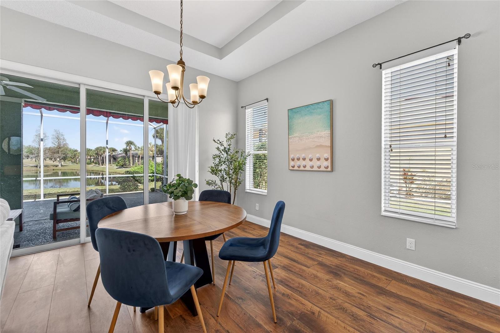 Image 17 of 47 For 915 Regal Manor Way