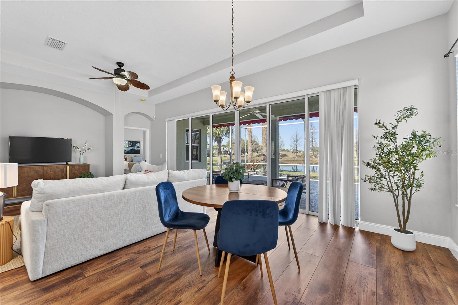 Image 18 of 47 For 915 Regal Manor Way