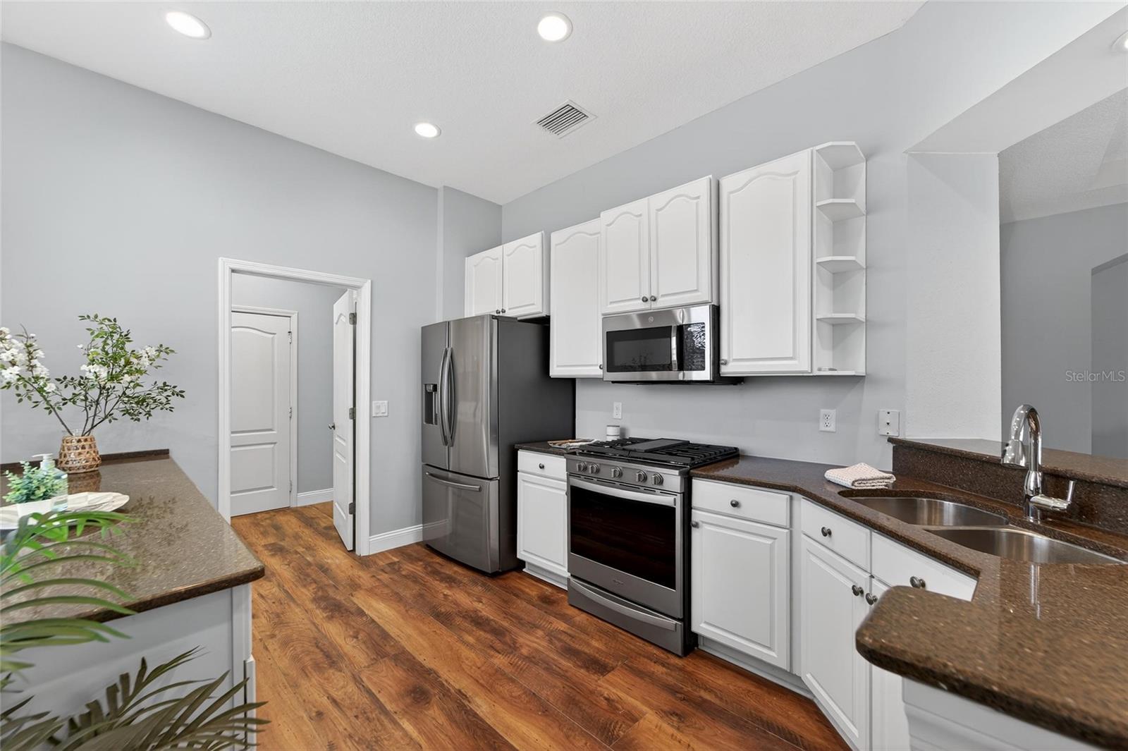 Image 20 of 47 For 915 Regal Manor Way