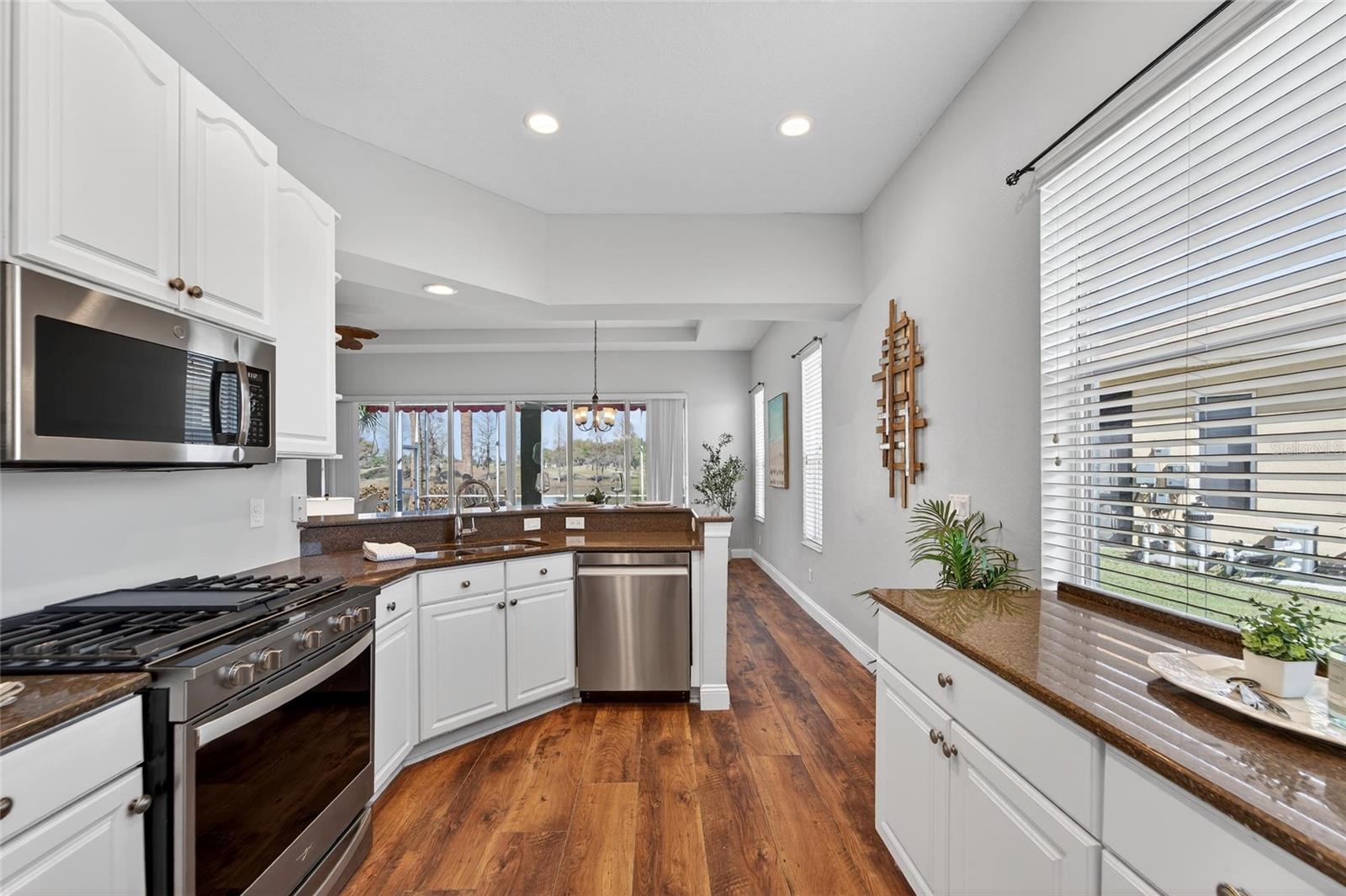 Image 21 of 47 For 915 Regal Manor Way