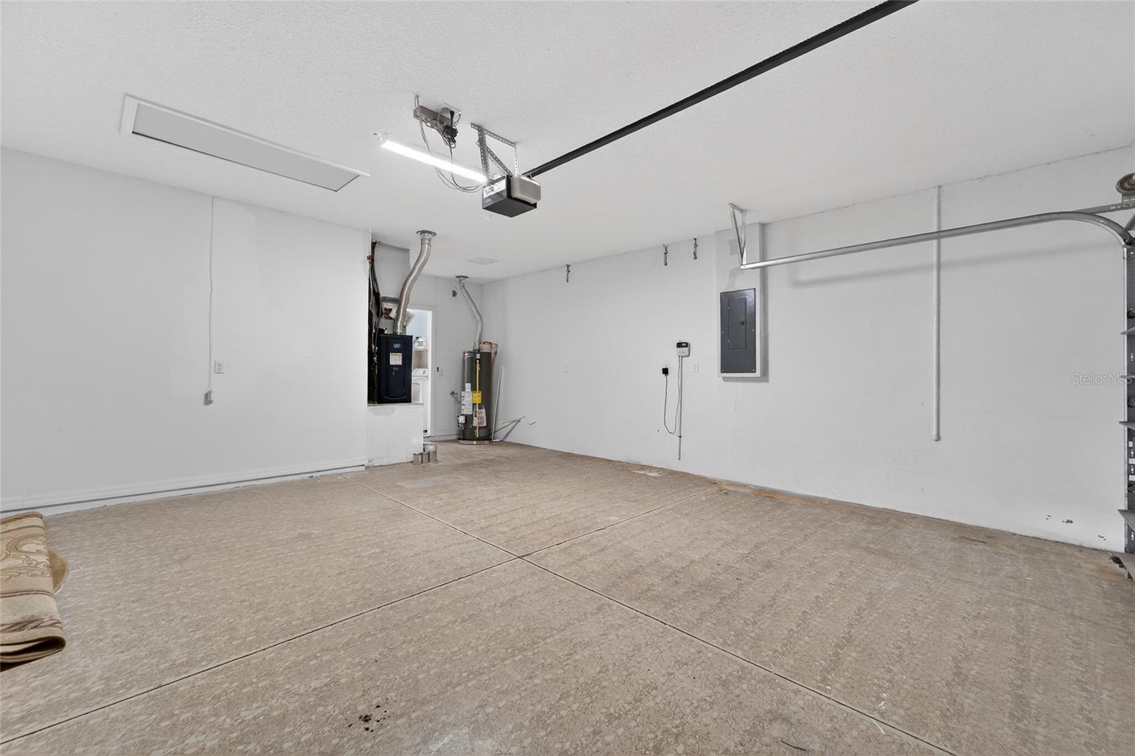 Image 27 of 47 For 915 Regal Manor Way