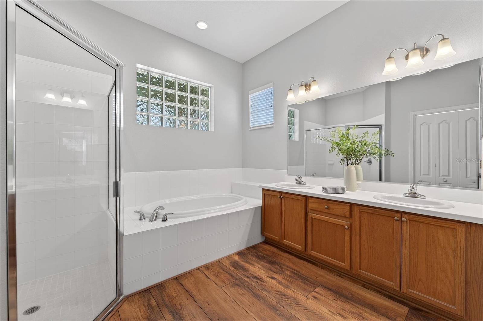 Image 8 of 47 For 915 Regal Manor Way