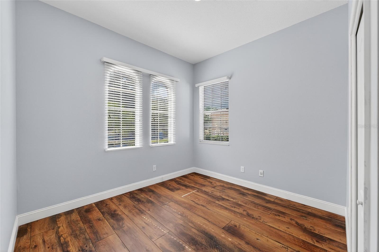 Image 9 of 47 For 915 Regal Manor Way