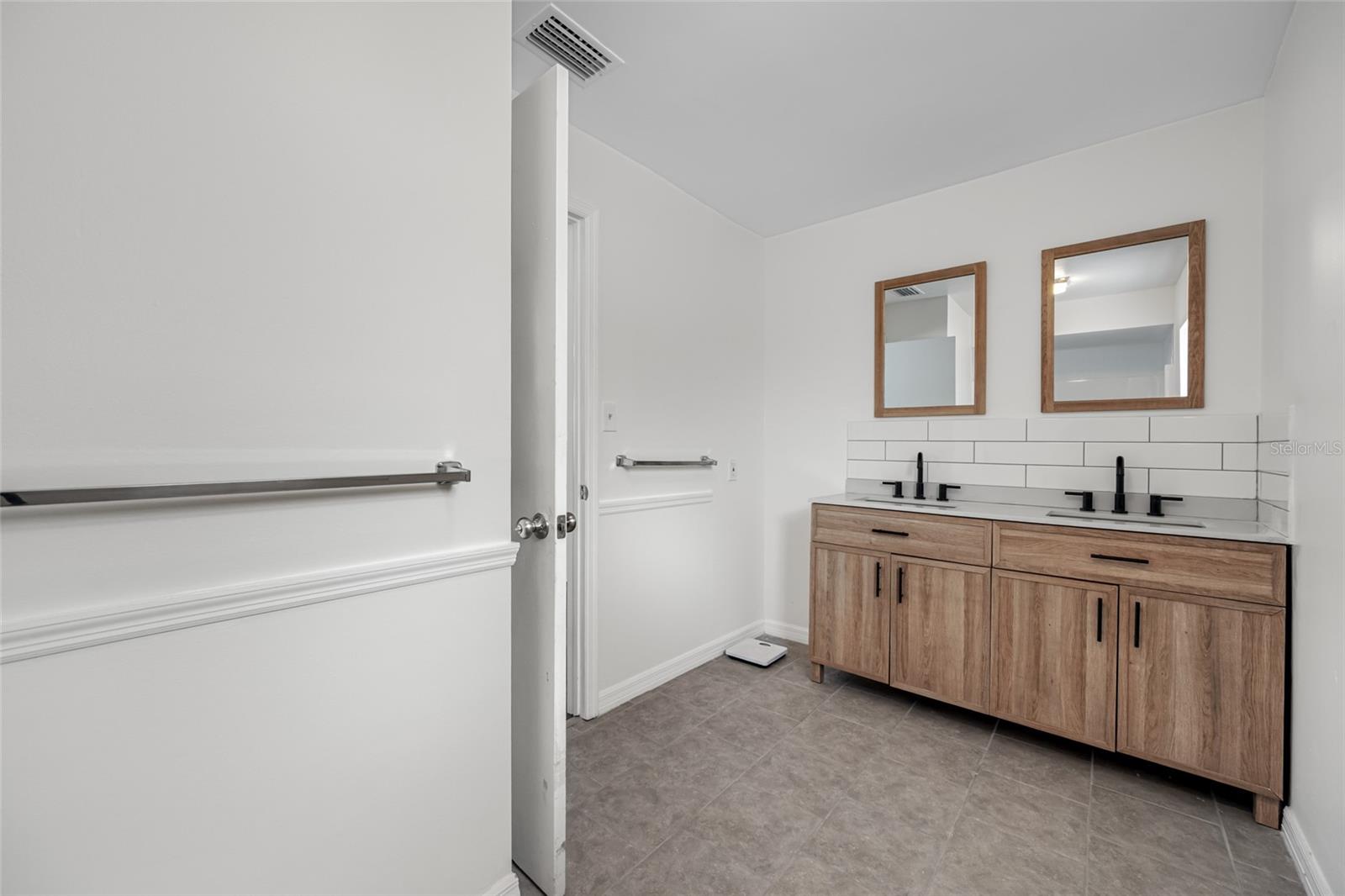 Image 26 of 53 For 3428 Yale Circle