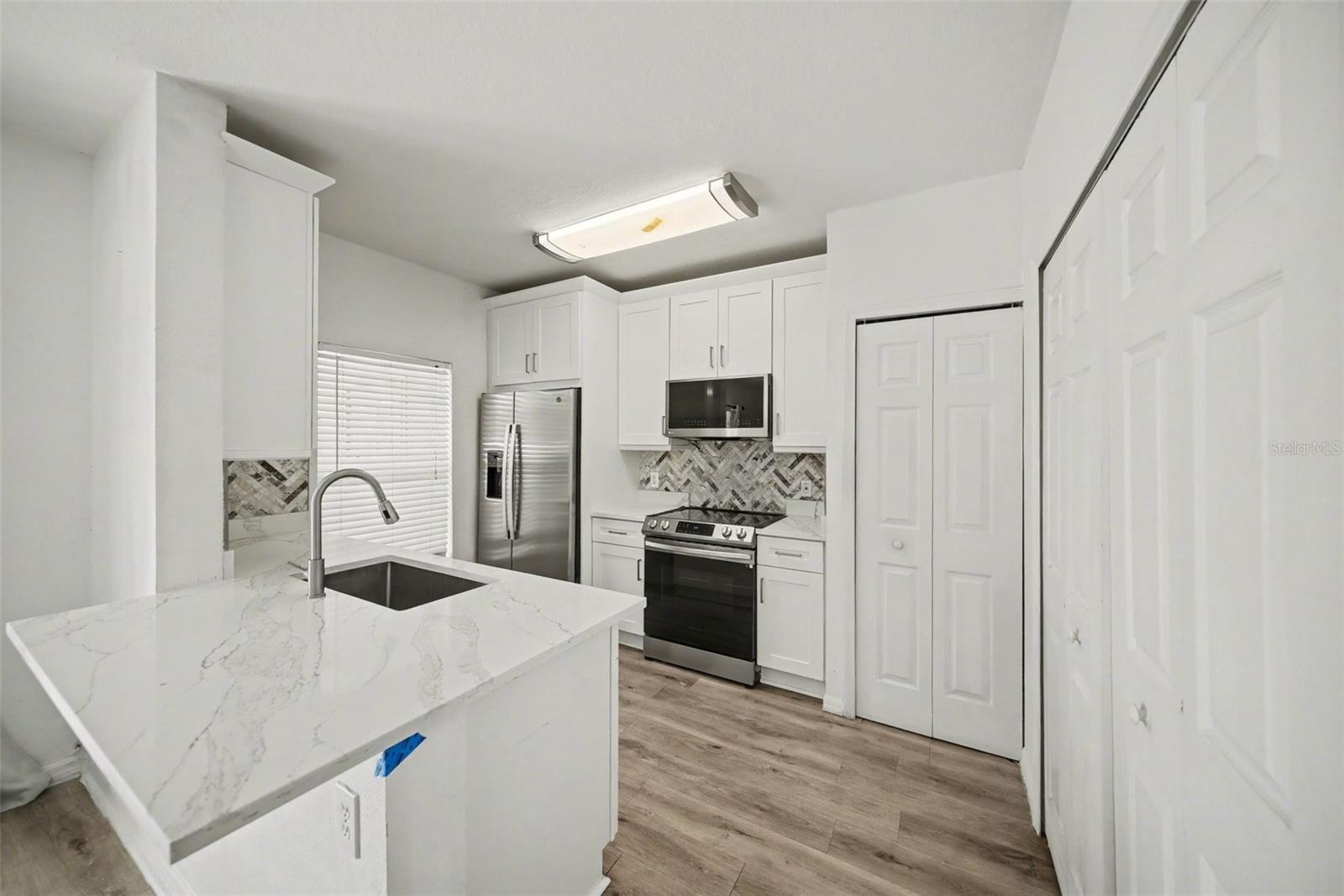 Listing photo id 8 for 1246 Charlesworth Drive