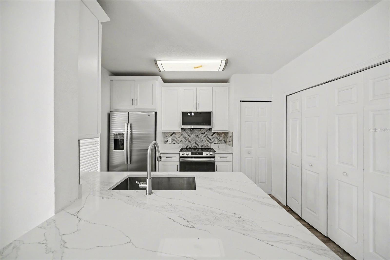 Listing photo id 9 for 1246 Charlesworth Drive