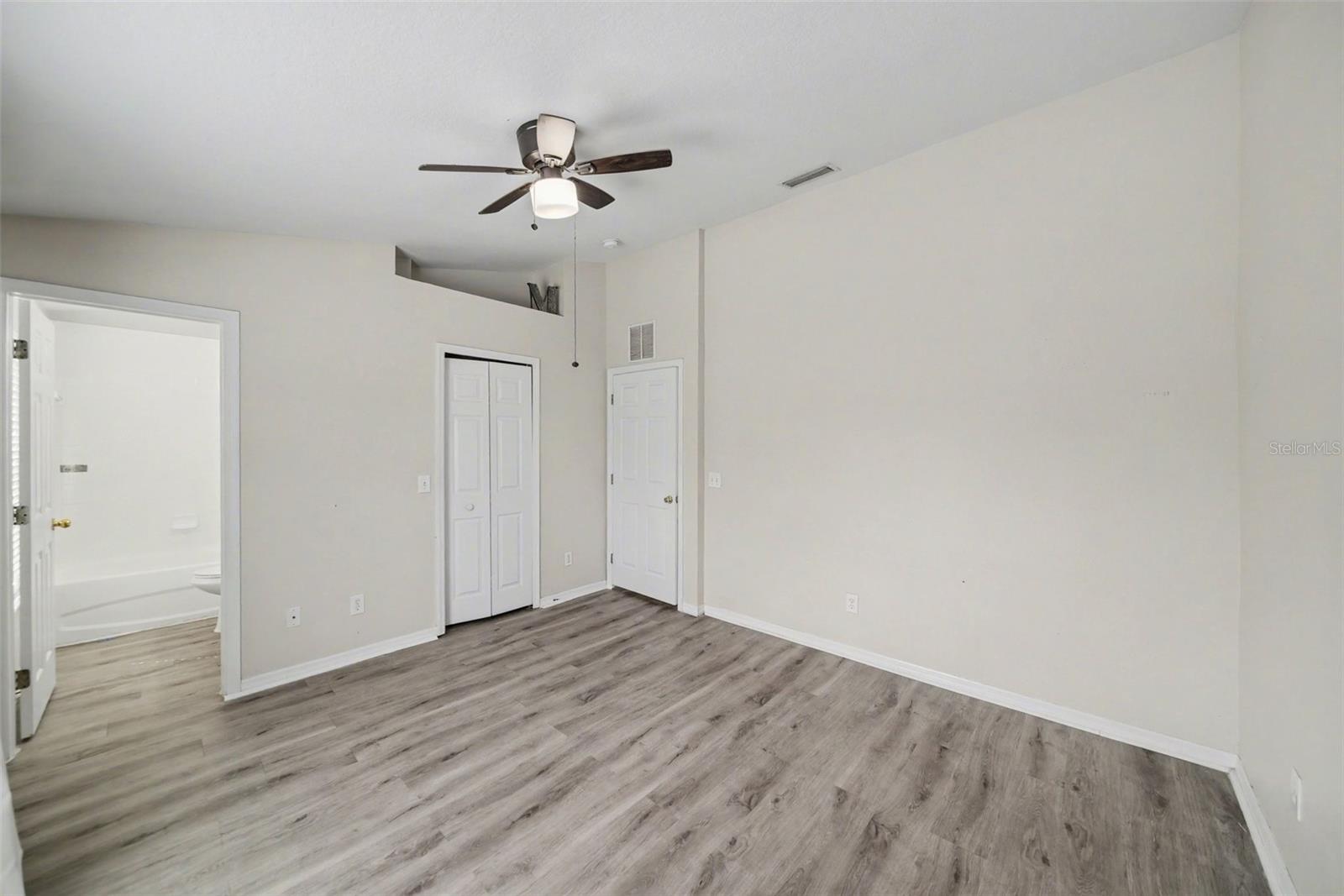 Listing photo id 13 for 1246 Charlesworth Drive