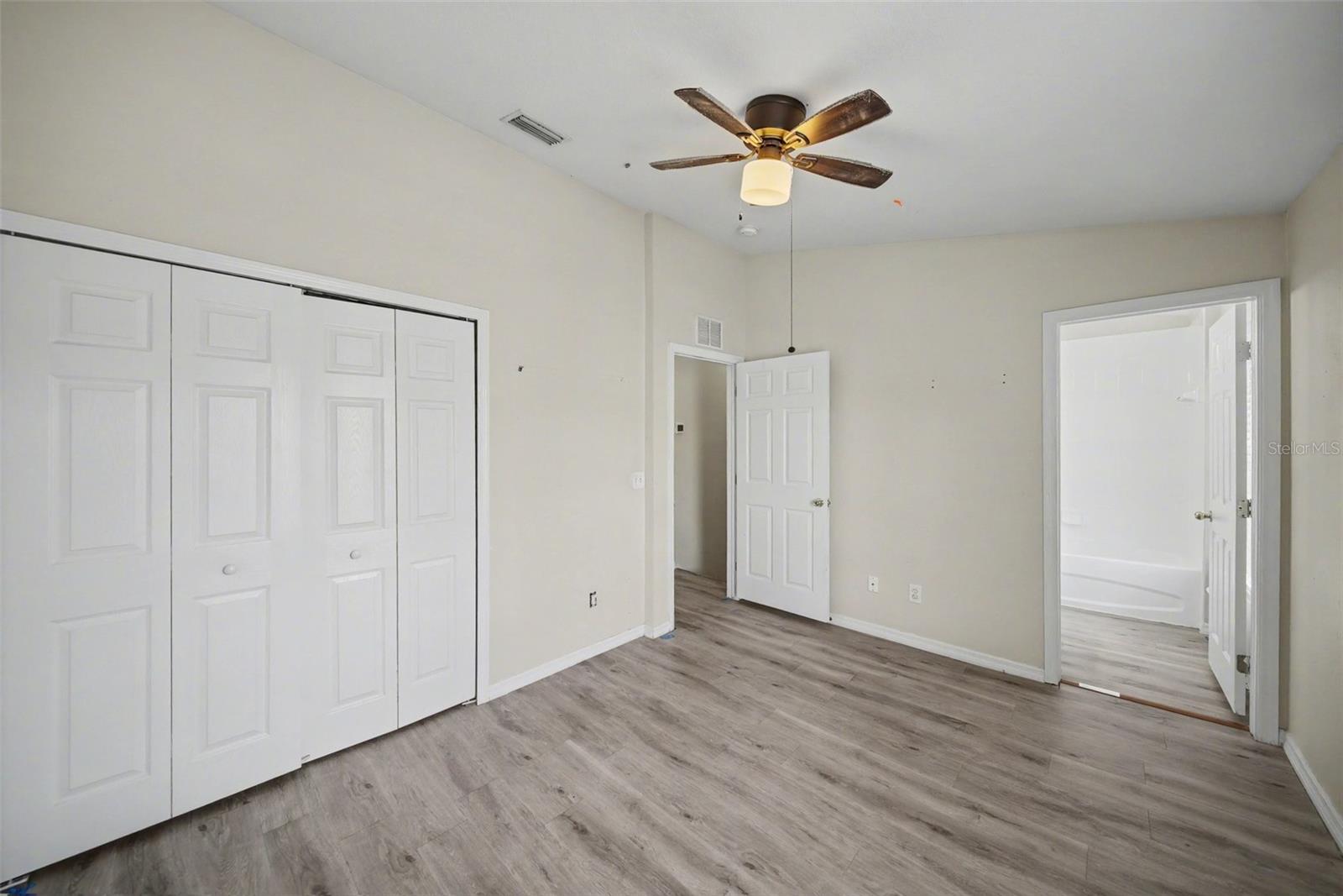 Listing photo id 14 for 1246 Charlesworth Drive