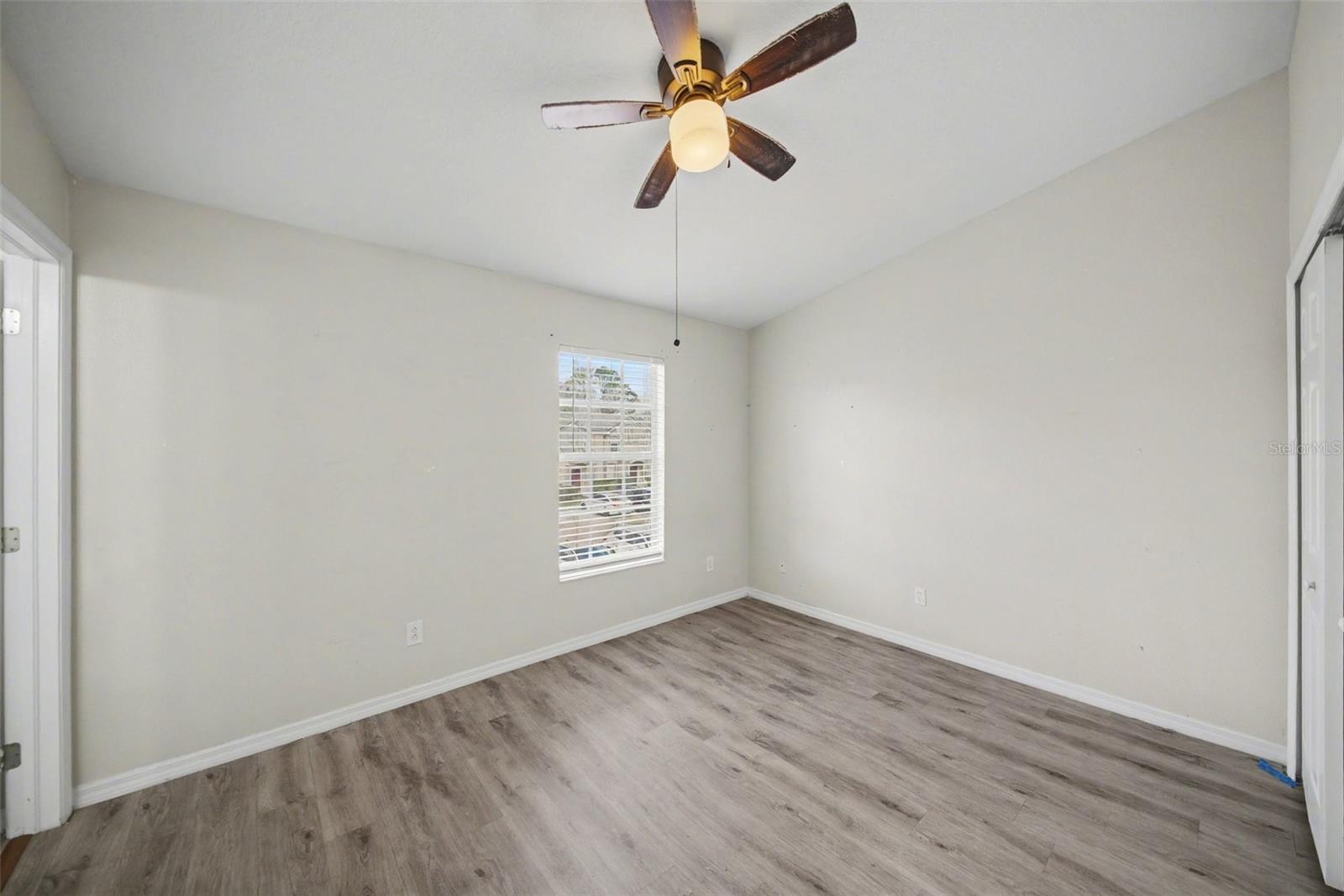 Listing photo id 15 for 1246 Charlesworth Drive