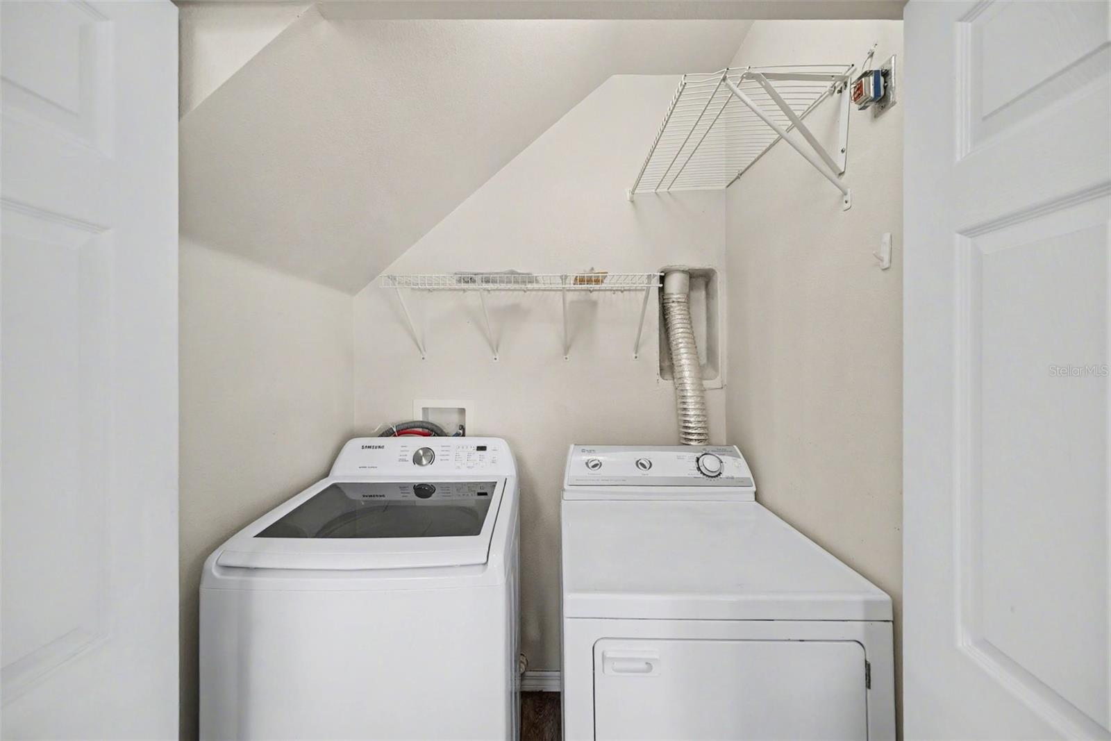 Listing photo id 17 for 1246 Charlesworth Drive