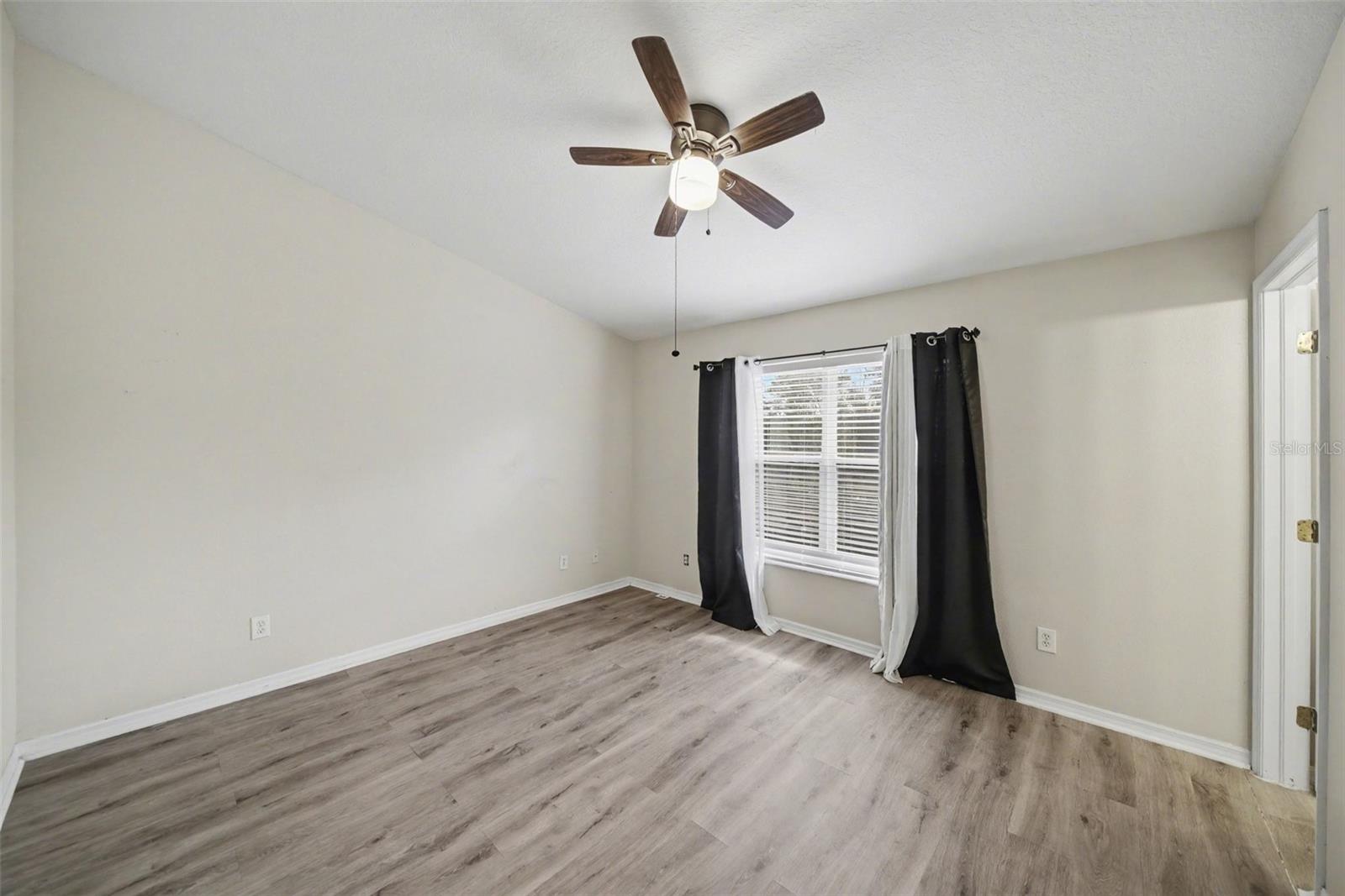 Listing photo id 18 for 1246 Charlesworth Drive