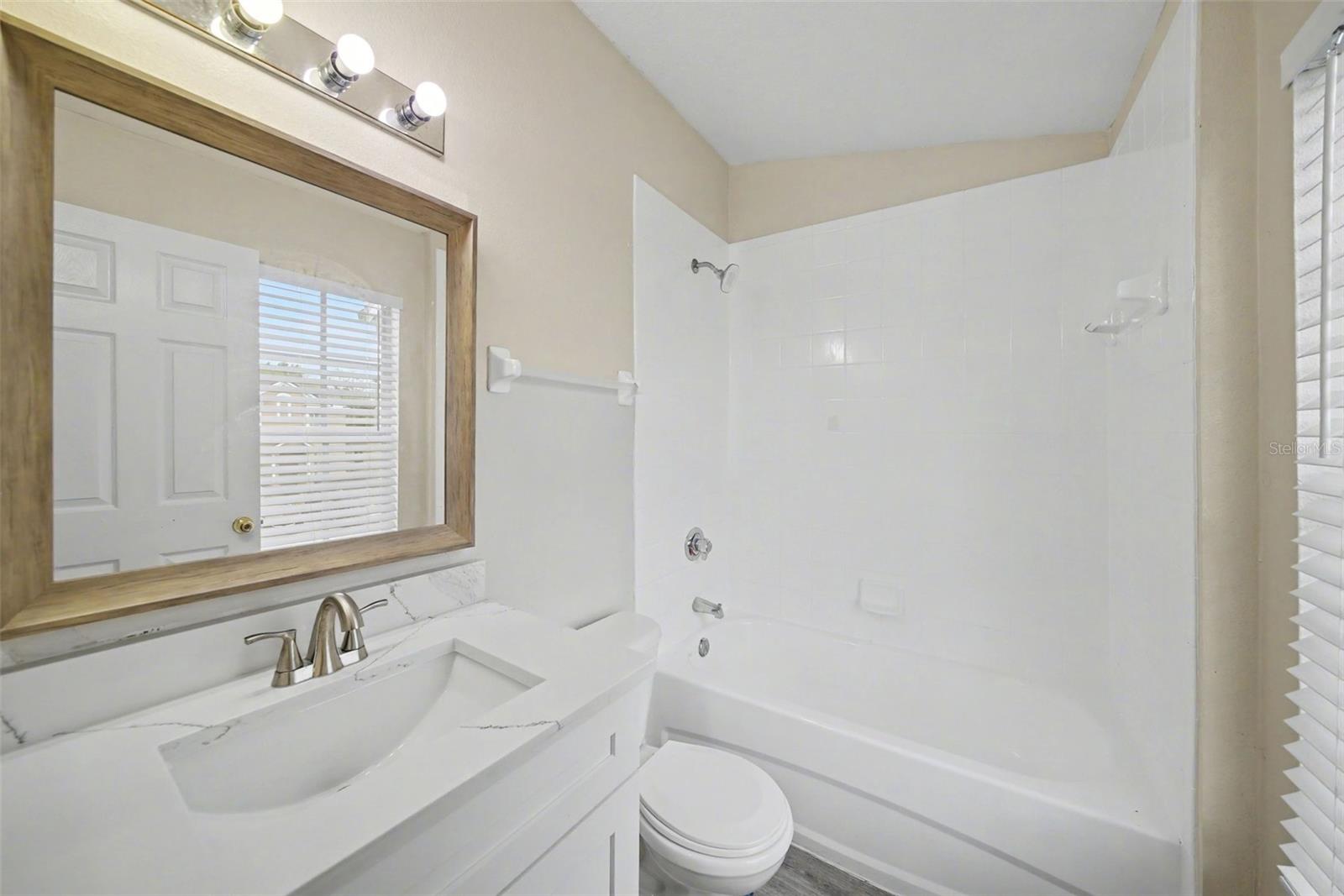 Listing photo id 19 for 1246 Charlesworth Drive