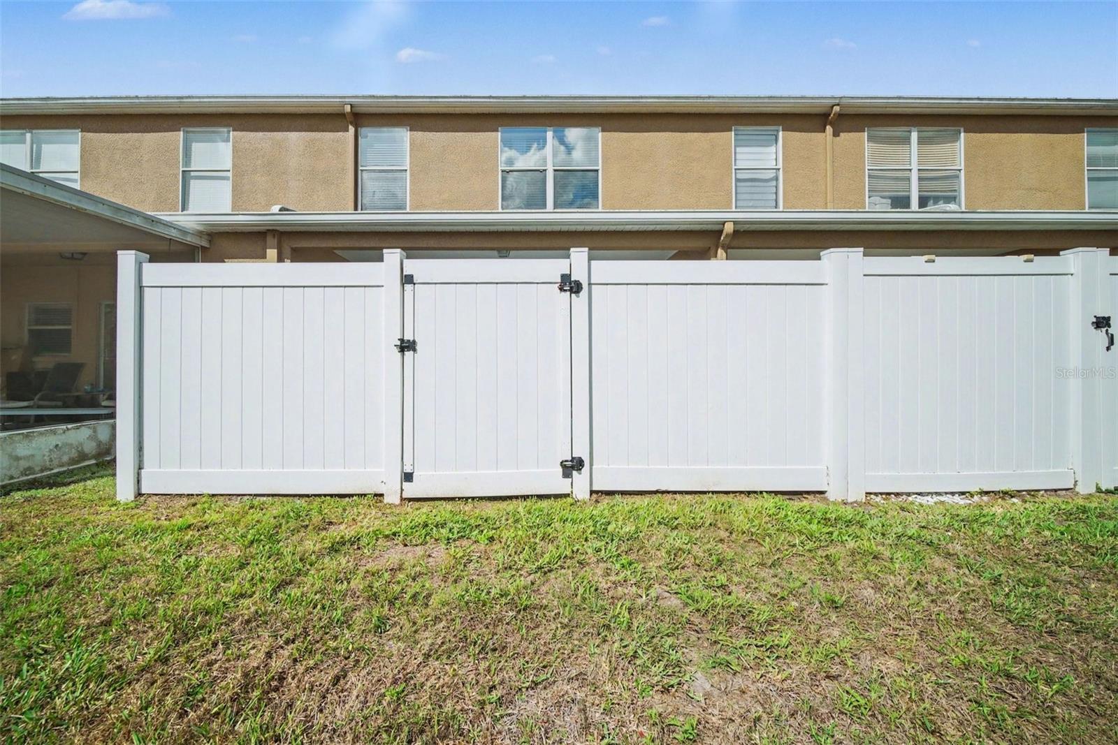 Listing photo id 24 for 1246 Charlesworth Drive