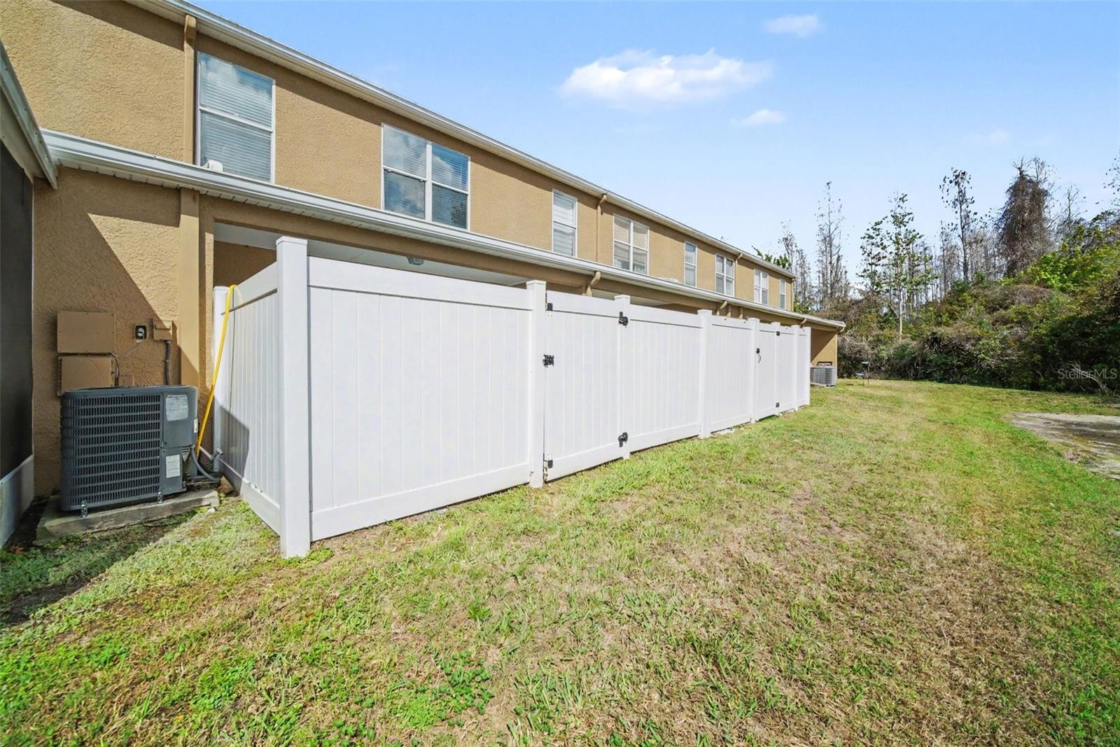 Listing photo id 25 for 1246 Charlesworth Drive