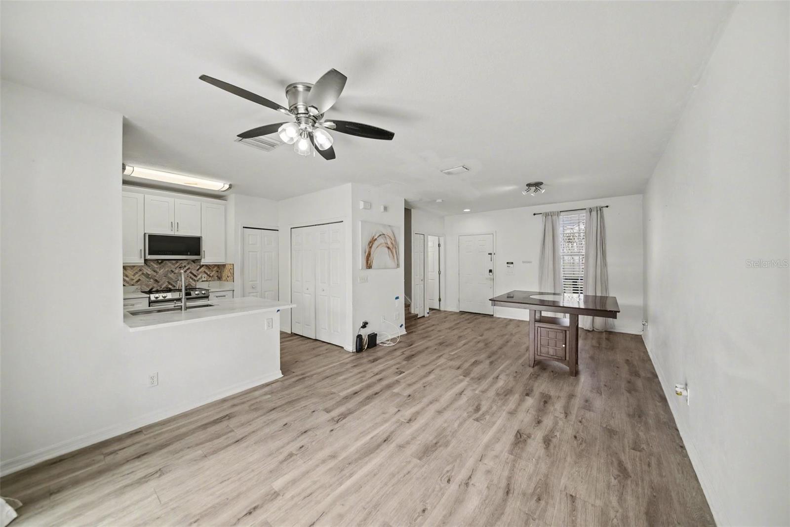 Listing photo id 5 for 1246 Charlesworth Drive