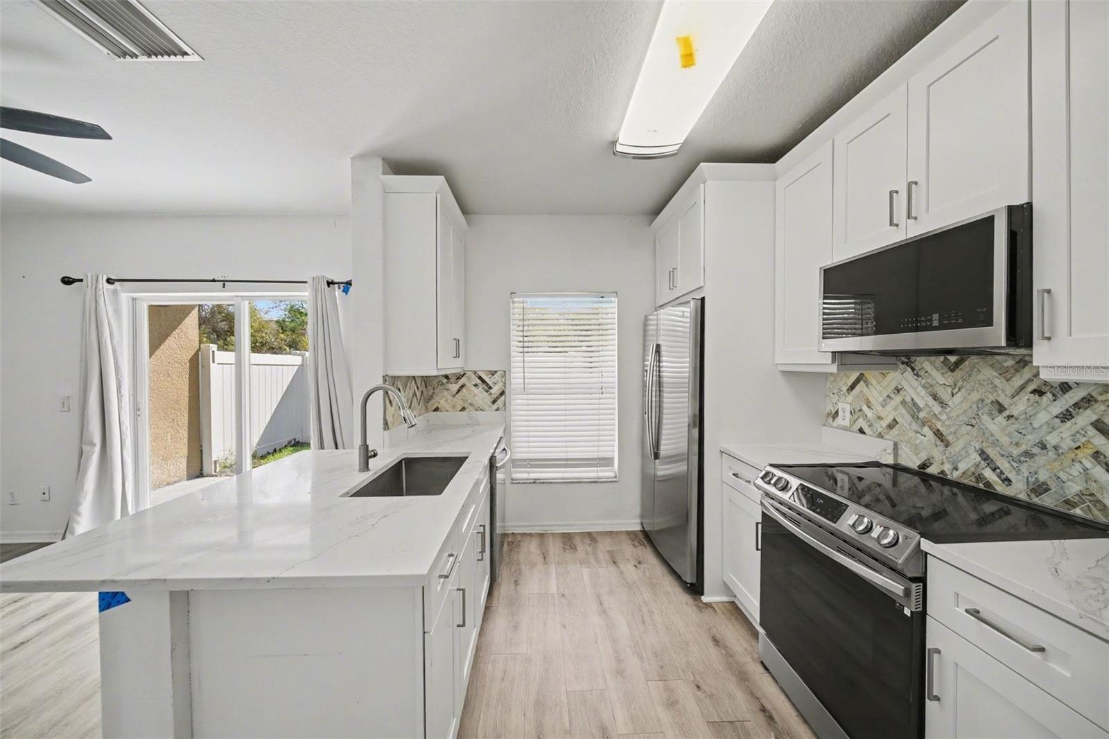 Listing photo id 7 for 1246 Charlesworth Drive