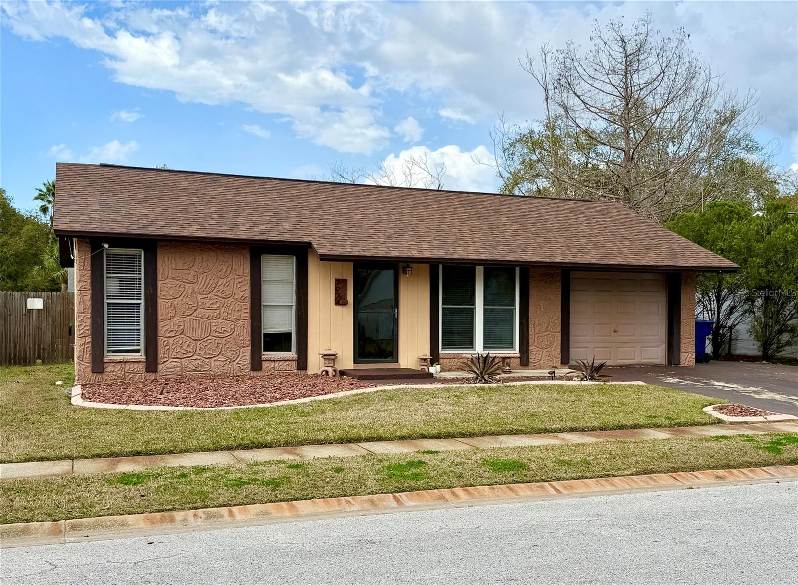 Listing photo id 0 for 7974 Avenal Loop