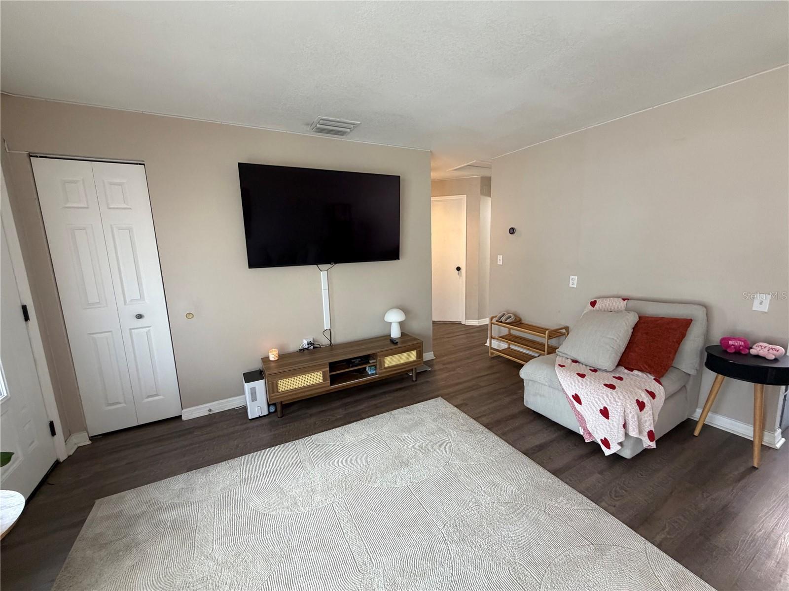 Listing photo id 2 for 7974 Avenal Loop