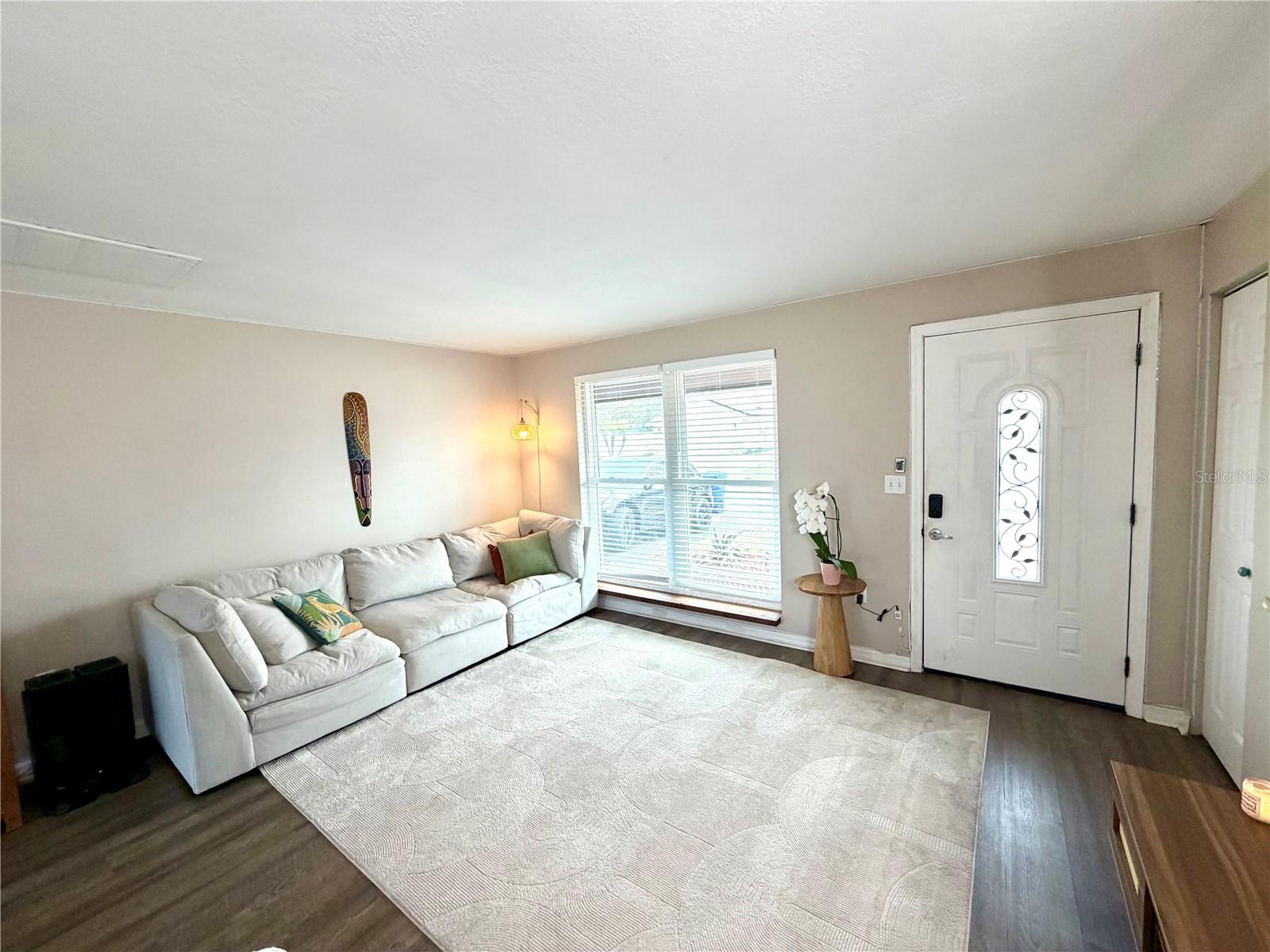 Listing photo id 3 for 7974 Avenal Loop