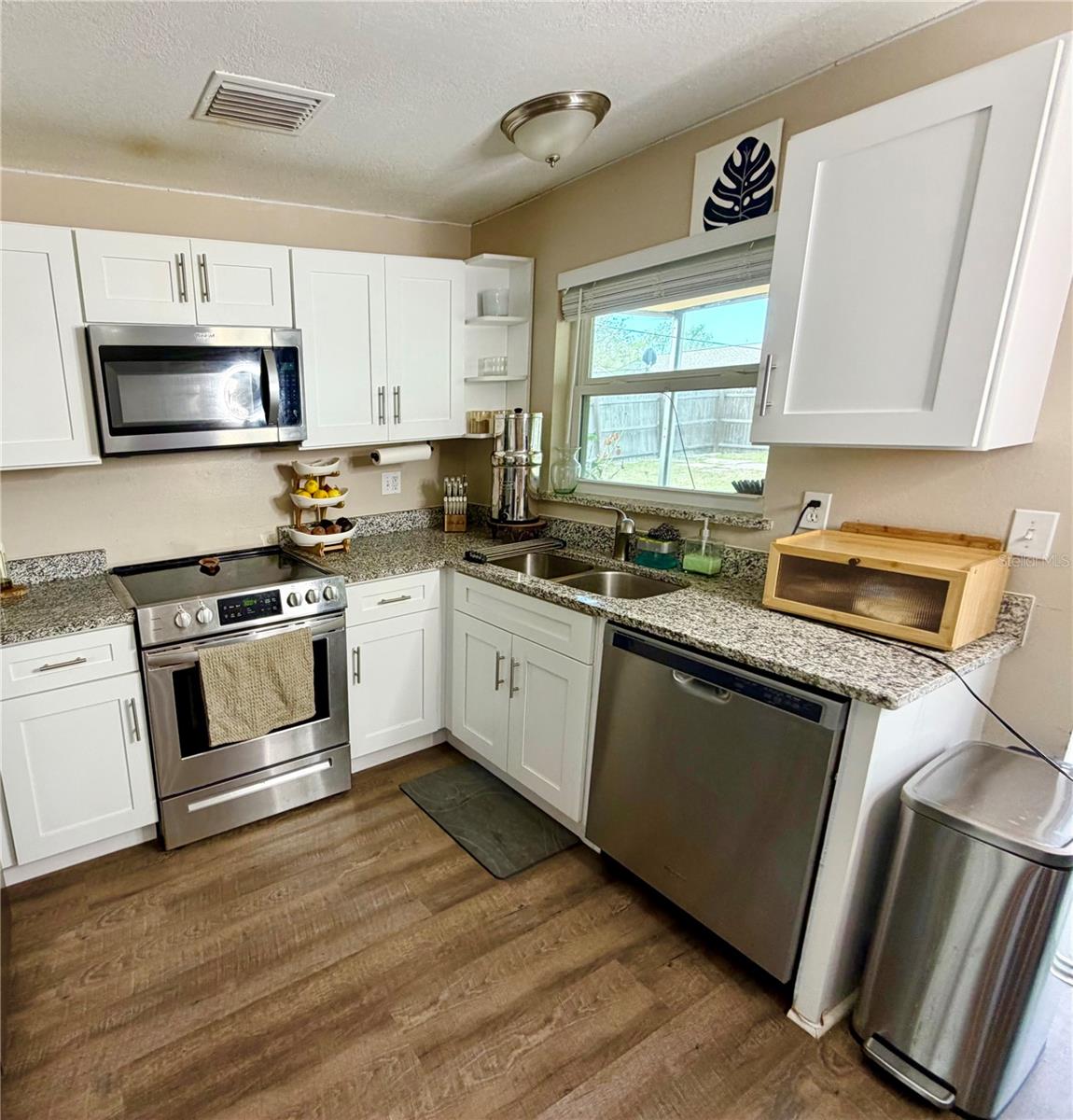 Listing photo id 5 for 7974 Avenal Loop