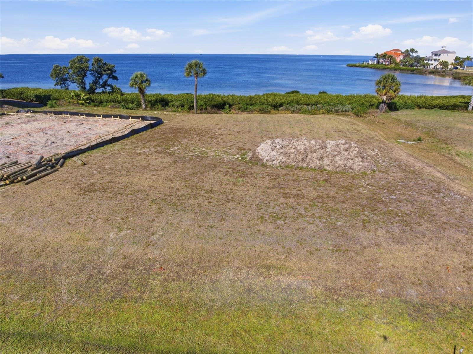 Listing photo id 16 for 26 Harborpointe Dr