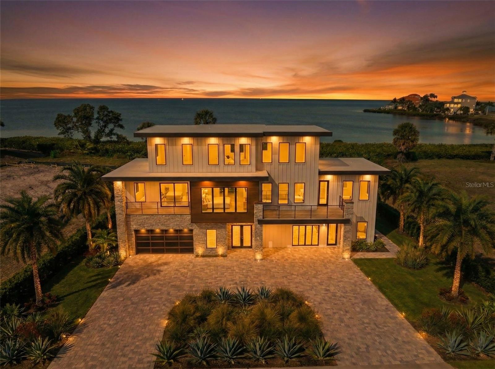 Listing photo id 0 for 26 Harborpointe Dr