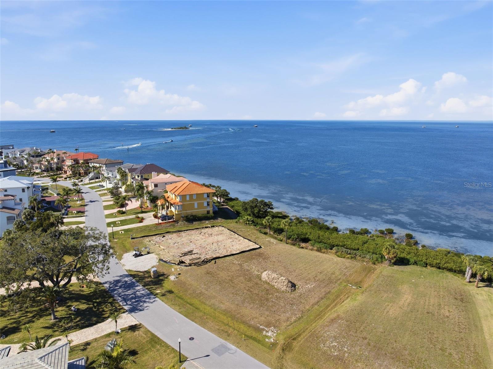 Listing photo id 4 for 26 Harborpointe Dr