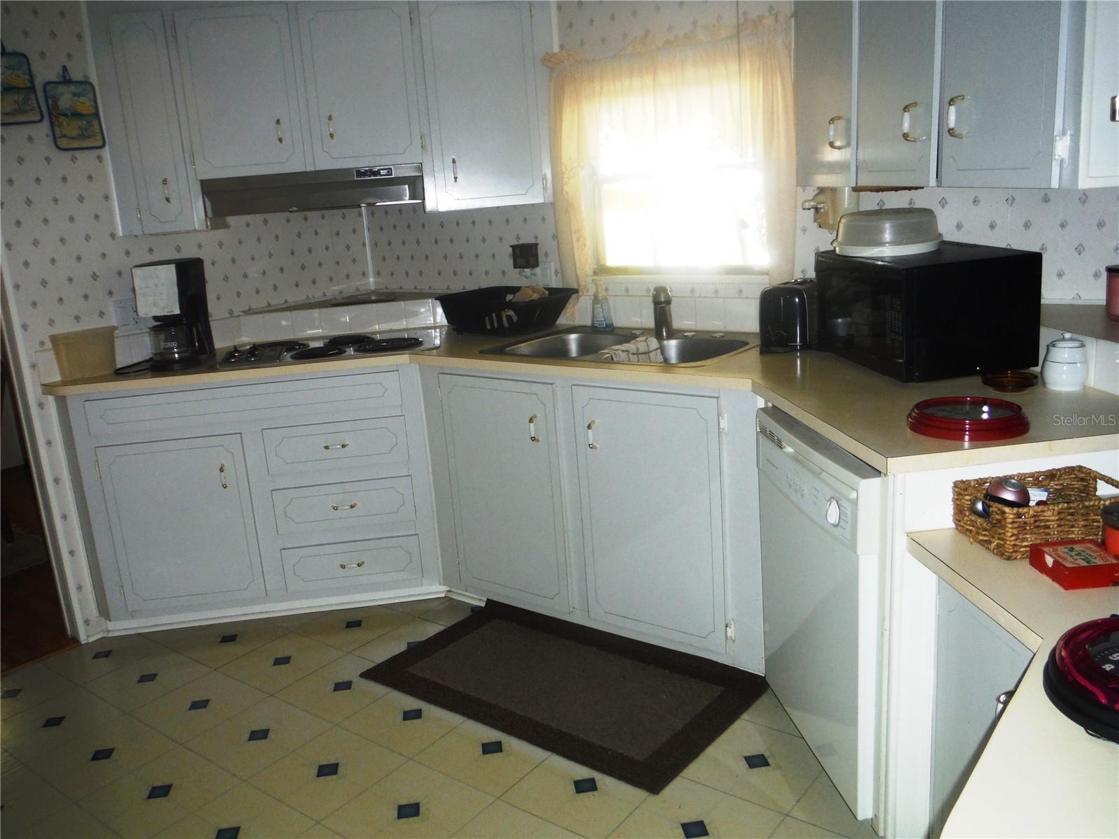 Listing photo id 6 for 38 Deer Trail Court 49