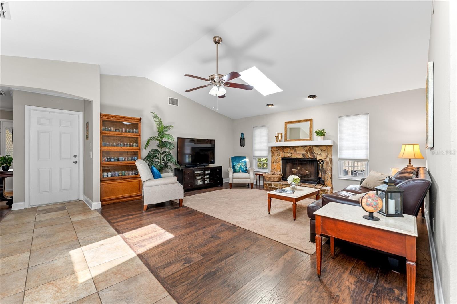 Image 17 of 49 For 1811 La Grande Drive