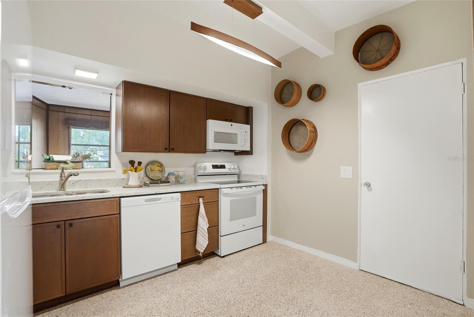 Listing photo id 14 for 1190 79th Avenue N