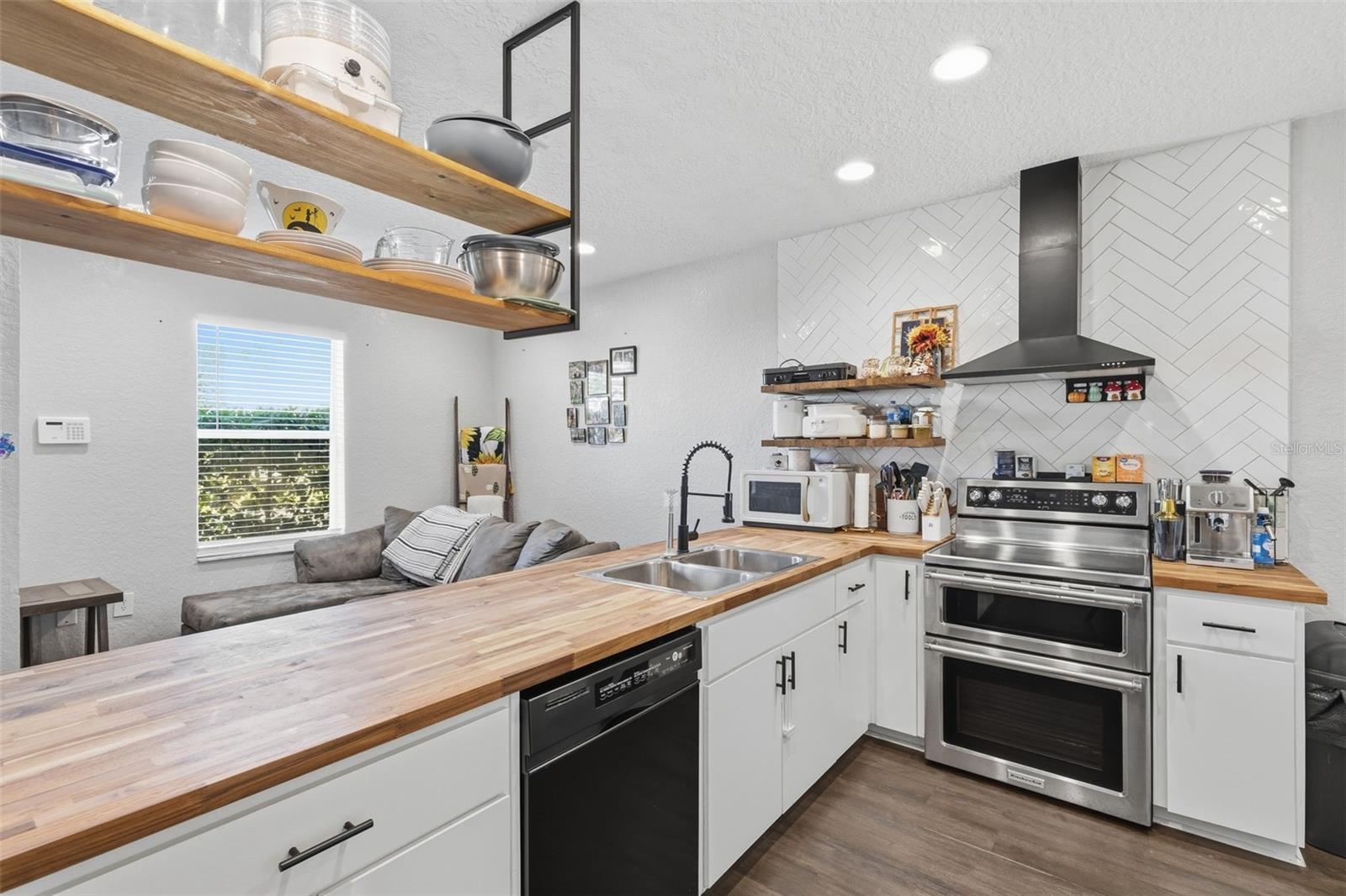 Image 3 of 28 For 5940 & 5934 Meadowlane Street