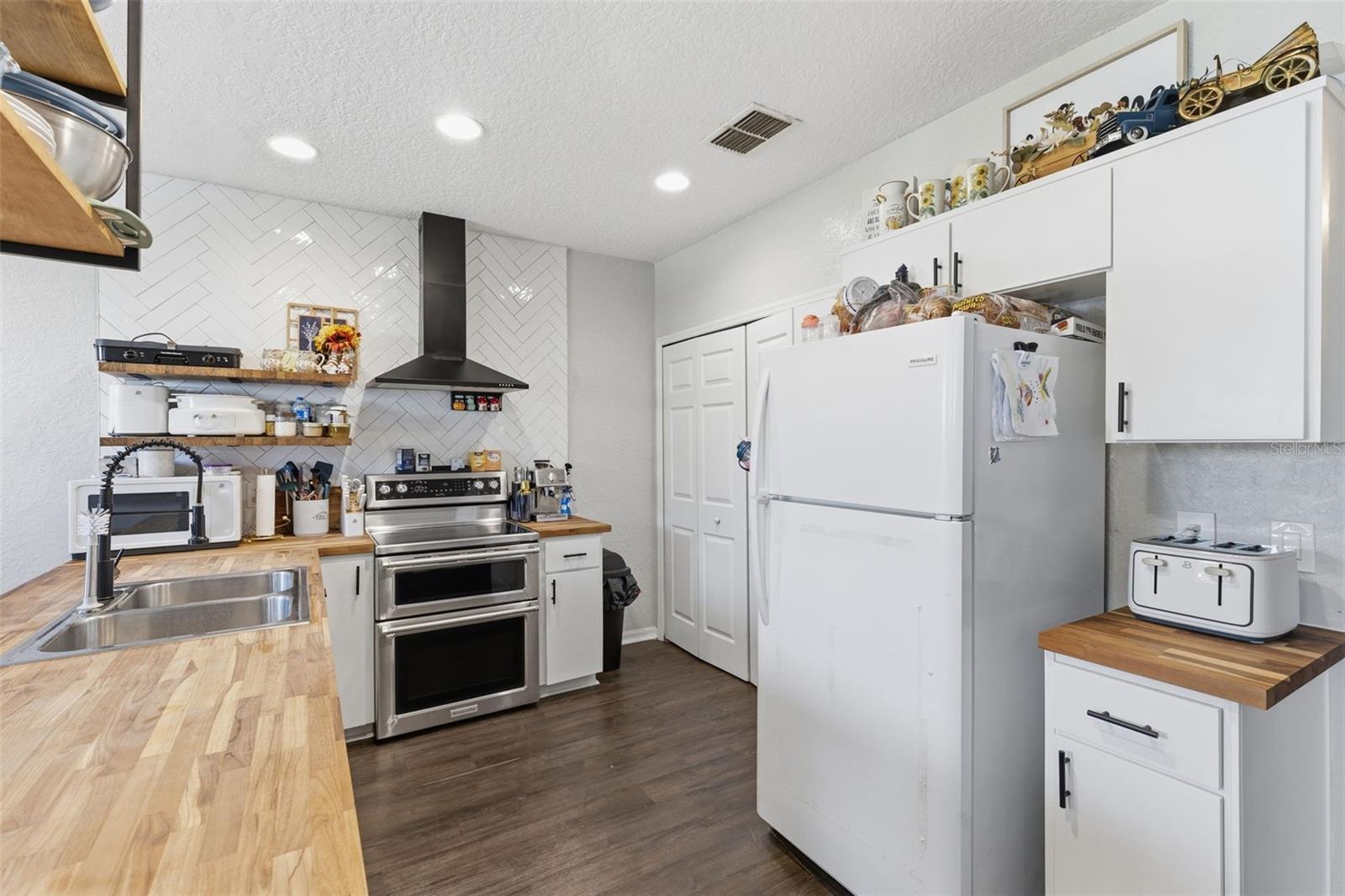 Image 4 of 28 For 5940 & 5934 Meadowlane Street