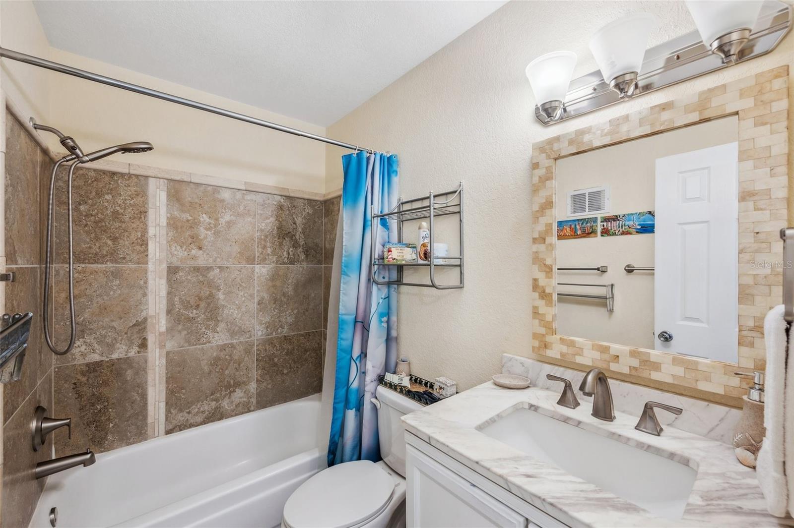 Image 11 of 19 For 2 Fernwood Avenue 24