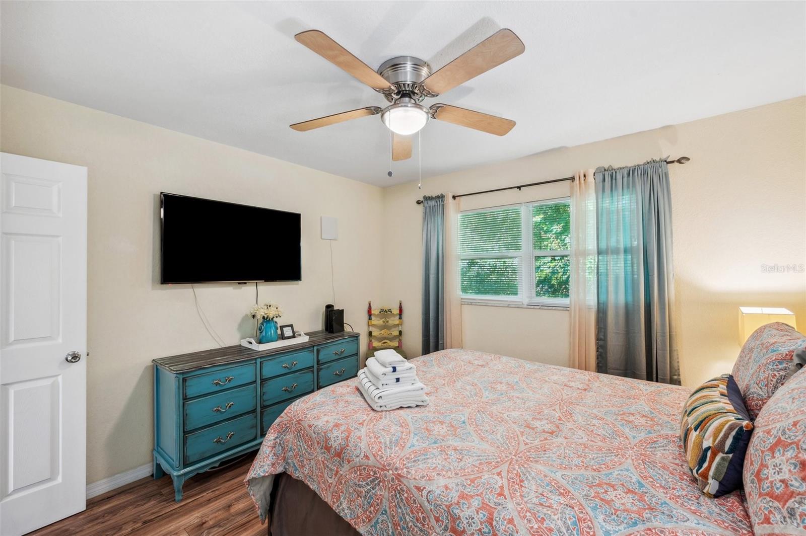 Image 13 of 19 For 2 Fernwood Avenue 24