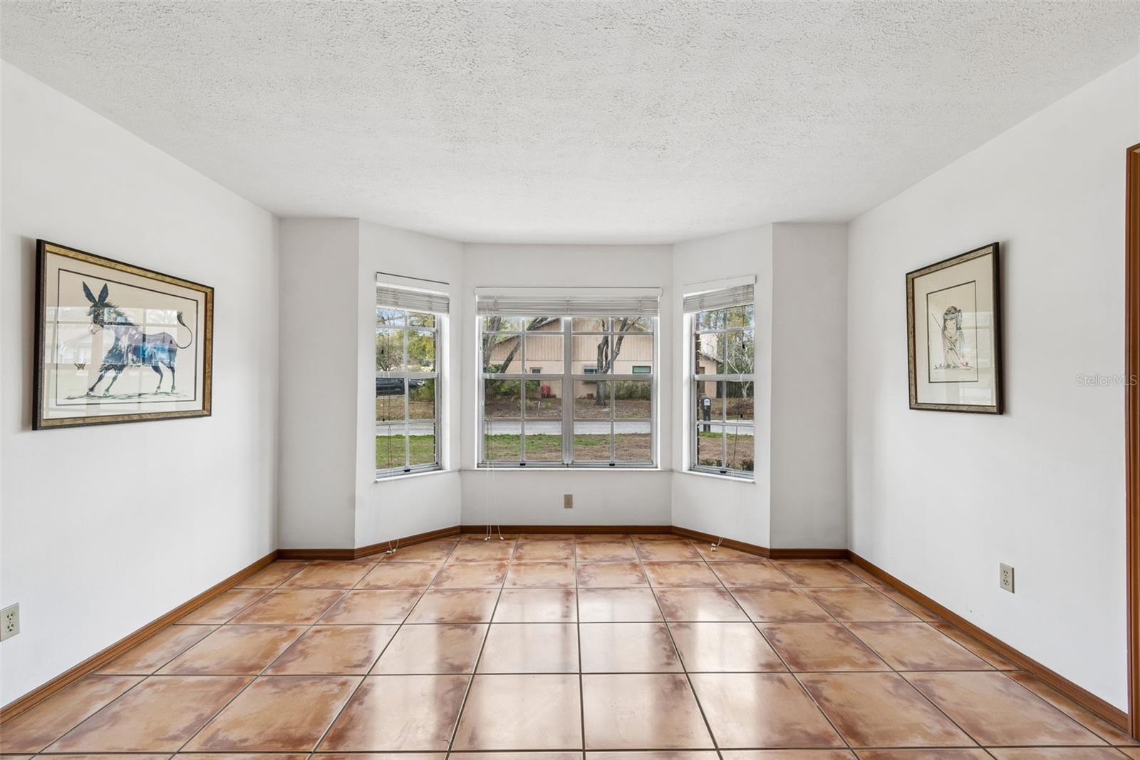 Listing photo id 8 for 6701 Mid Place