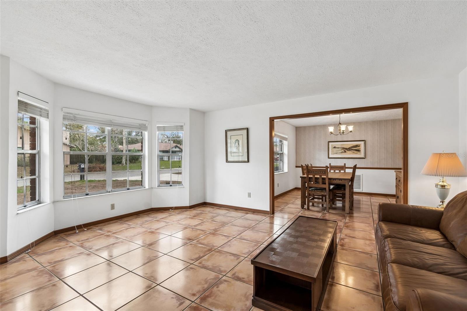 Listing photo id 10 for 6701 Mid Place