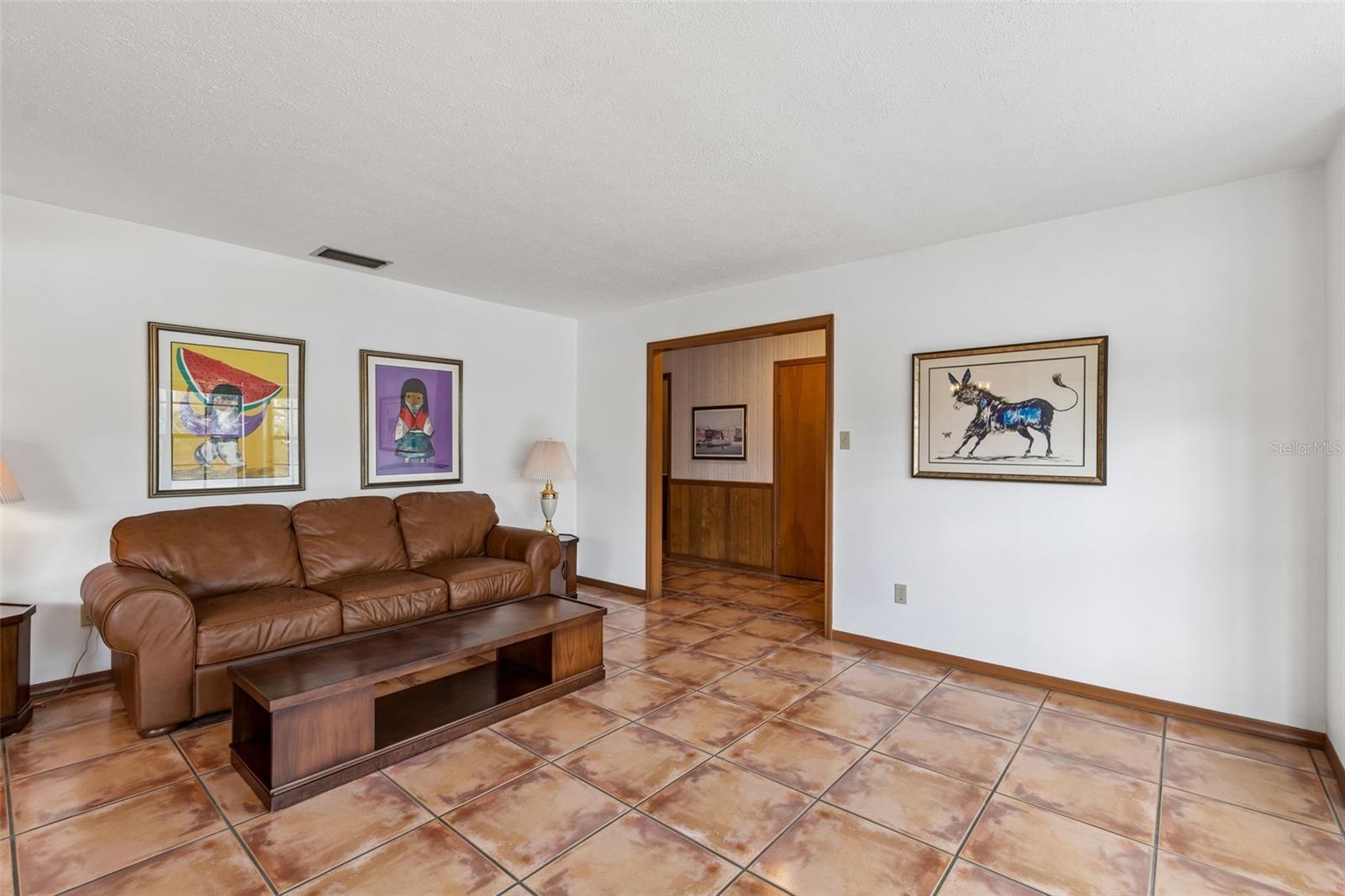 Listing photo id 11 for 6701 Mid Place