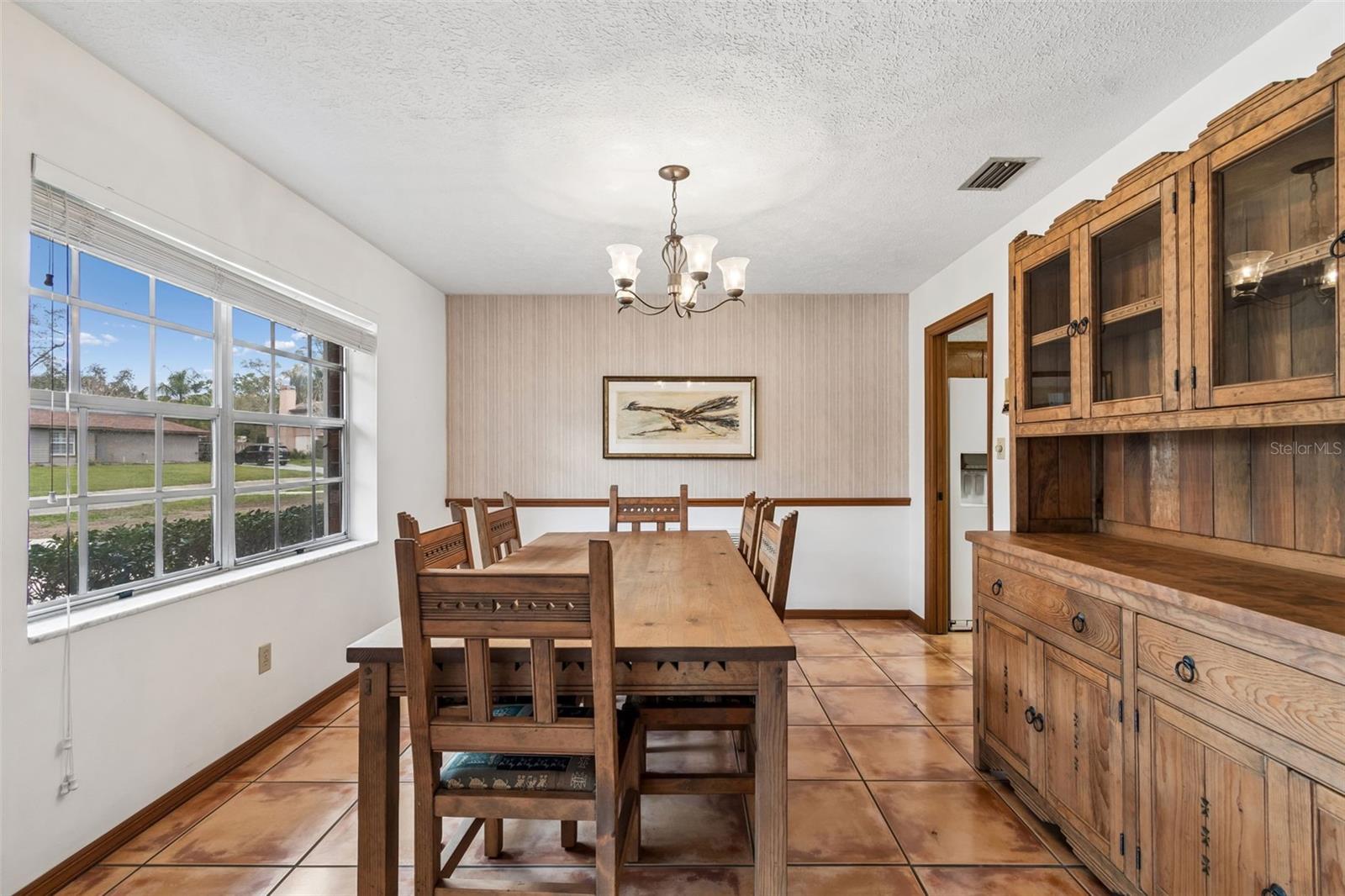 Listing photo id 13 for 6701 Mid Place