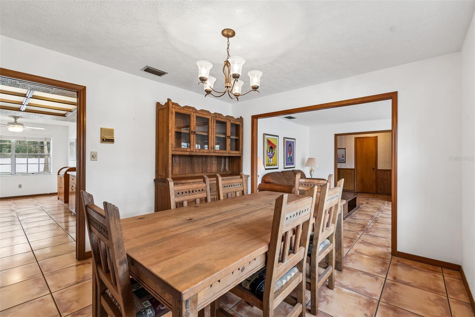 Listing photo id 16 for 6701 Mid Place