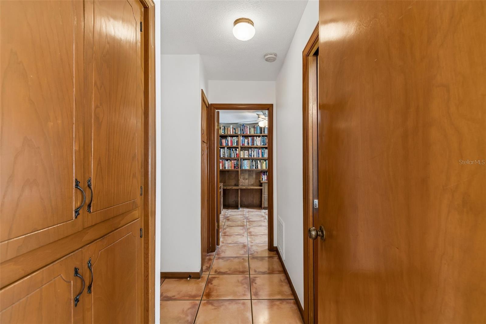 Listing photo id 21 for 6701 Mid Place