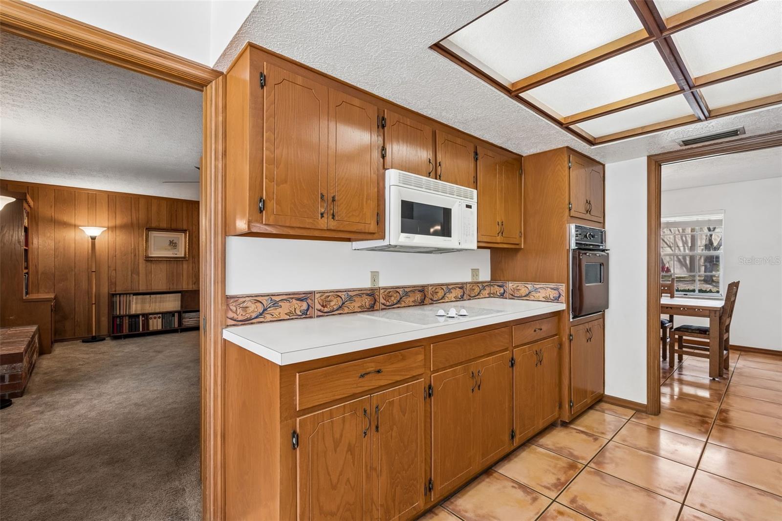 Listing photo id 23 for 6701 Mid Place