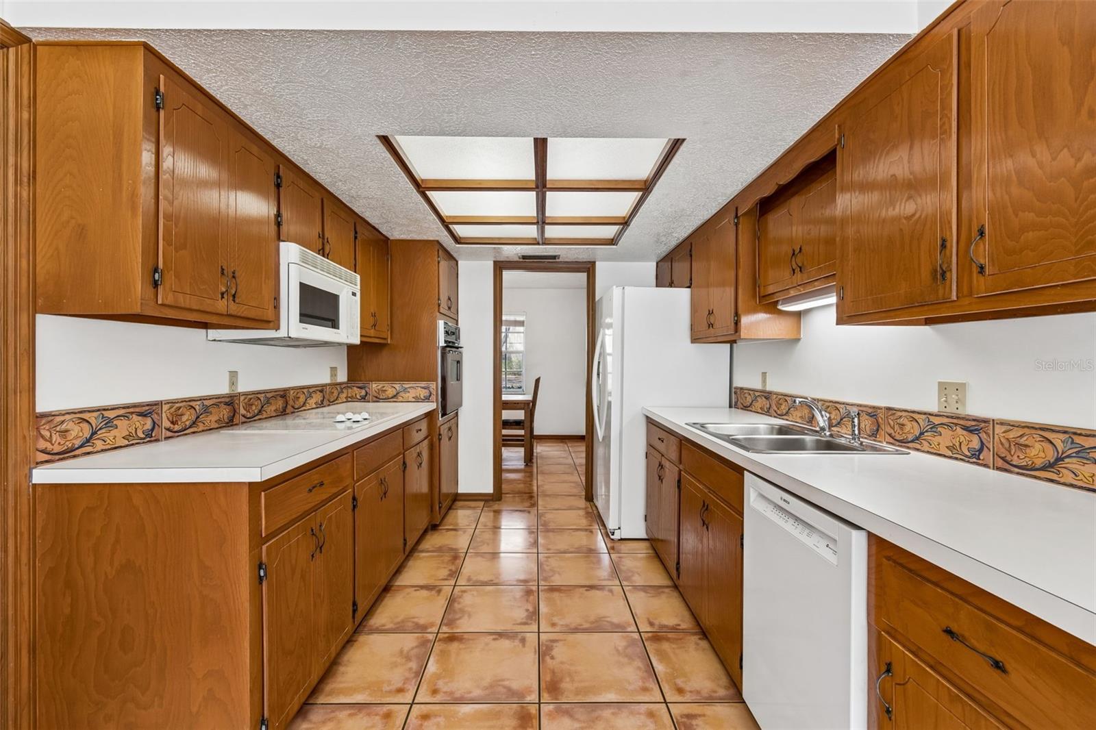 Listing photo id 24 for 6701 Mid Place