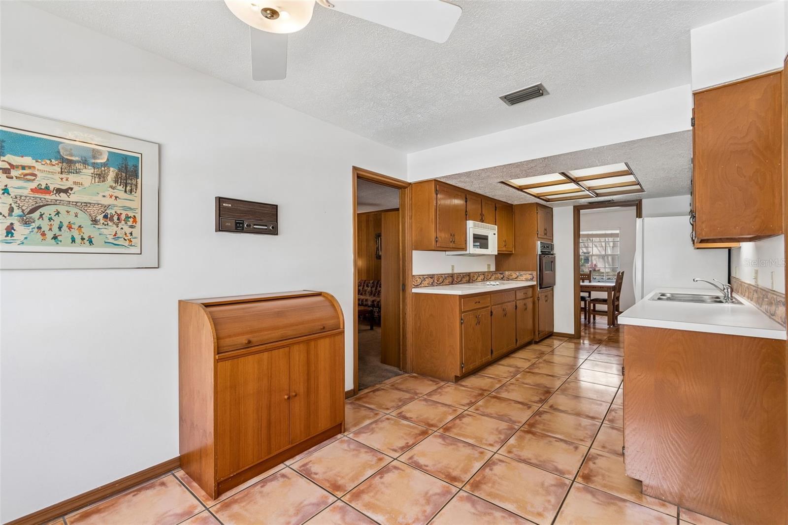 Listing photo id 26 for 6701 Mid Place