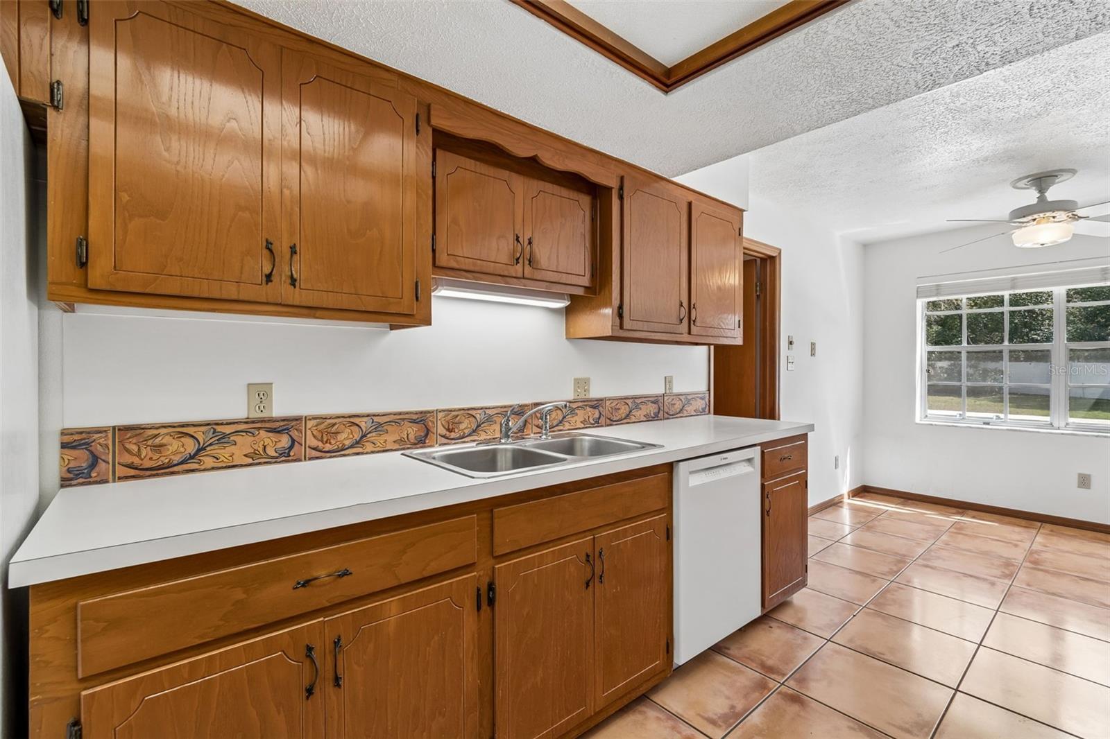 Listing photo id 28 for 6701 Mid Place